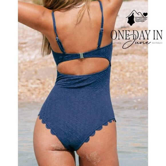 Cupshe Scallop Textured Cut Out One Piece Swimsuit Size M - Picture 2 of 7